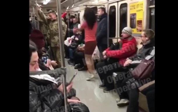 Жінка активно станцювала посеред вагона метро під акомпанемент музиканта на гармошці.
