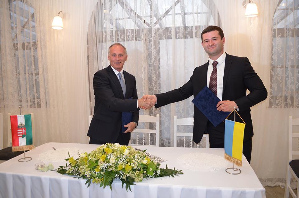Соответствующее соглашение о сотрудничестве сегодня подписали городской голова Добоша Золтан Кевсегі и Мукачевский городской председатель Андрей Балога, который находится в Венгрии с рабочим визитом.