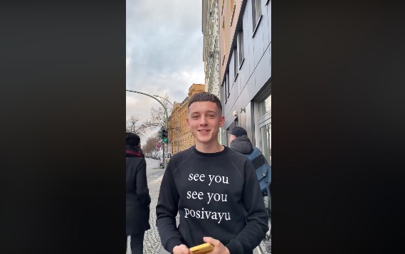 Молодий хлопець, який перебуває в Німеччині, записав відео для користувачів мережі.