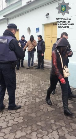 Правоохоронці розпочали розслідування групового хуліганства на площі Театральній в Ужгороді, де облили фарбою учасників мирної акції з нагоди свята 8 Березня.
