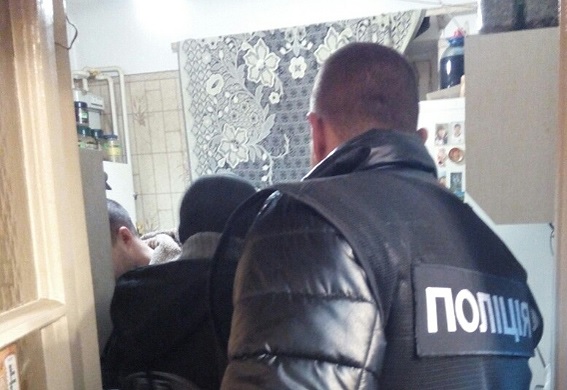 В Киеве в квартире обнаружены расчлененные трупы семьи и 29-летний племянник хозяев квартиры, который застрелился, когда приехала полиция.
