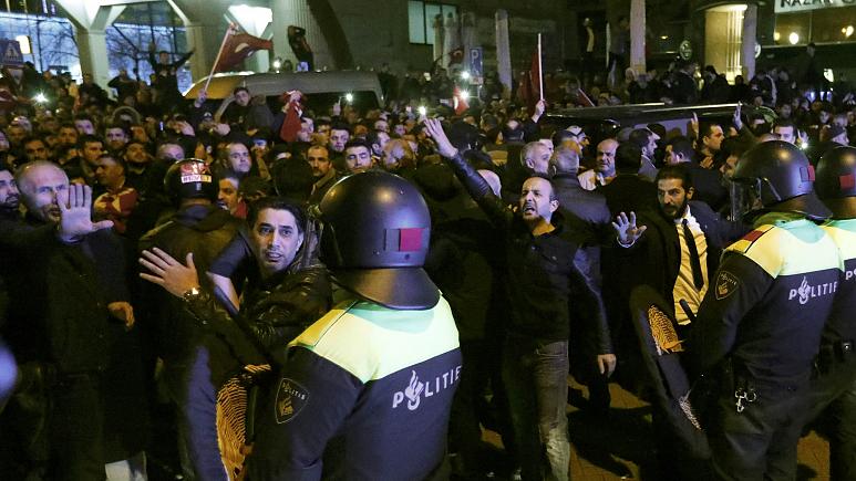 В Нидерландах полиция разогнала демонстрантов, которые собрались возле турецкого консульства в Роттердаме.