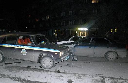 Аварія за участі службового автомобіля ВАЗ-2105 Перечинського райвідділу міліції сталася у неділю ввечері в центрі міста на площі Народній.