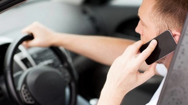 Протягом попереднього тижня закарпатські патрульна притягнули до відповідальності 73 водіїв, що розмовляли мобільним телефоном (тримаючи його в руці) за кермом.