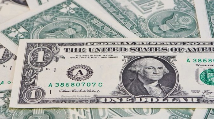 У банках долар в покупці не змінився, а в продажу подешевшав на 11 копійок.