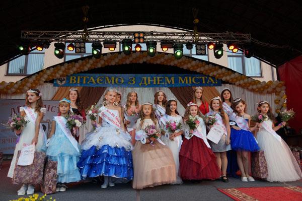 Цими вихідними у Тячеві вже вдесяте відбувся традиційний конкурс краси «Міні-міс та юна міс Тячів-2017».