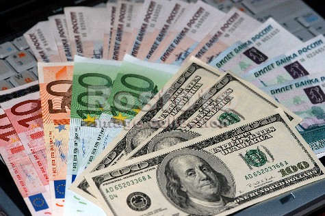 У зв'язку з постійним подорожчанням в Україні курсу іноземної валюти, зокрема американського долара та евро, не бракує бажаючих підзаробити на стихійному обміні валют.