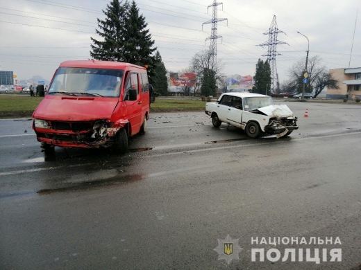 Працівники Мукачівського районного відділення поліції розслідують аварію з потерпілими. За фактом порушення правил дорожнього руху поліція відкрила кримінальне провадження.
