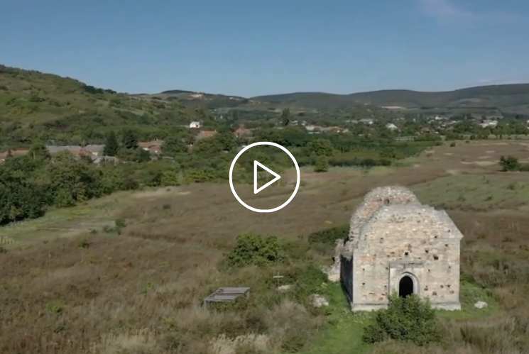 Майже зруйнована церква, а точніше її руїни знаходяться поблизу села Мужієво.