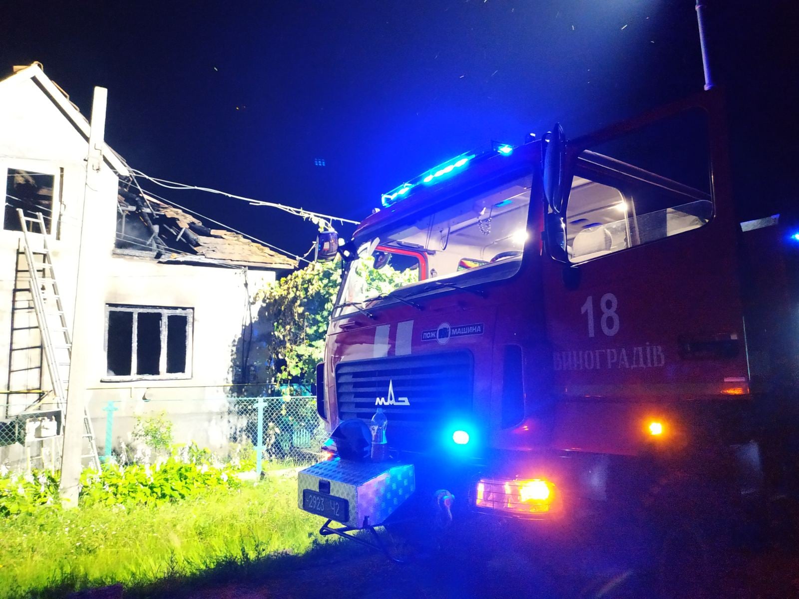 Вчера в селе Королево сгорел жилой дом. Пожар тушили спасатели из Виноградова и пожарные из села Королево.
