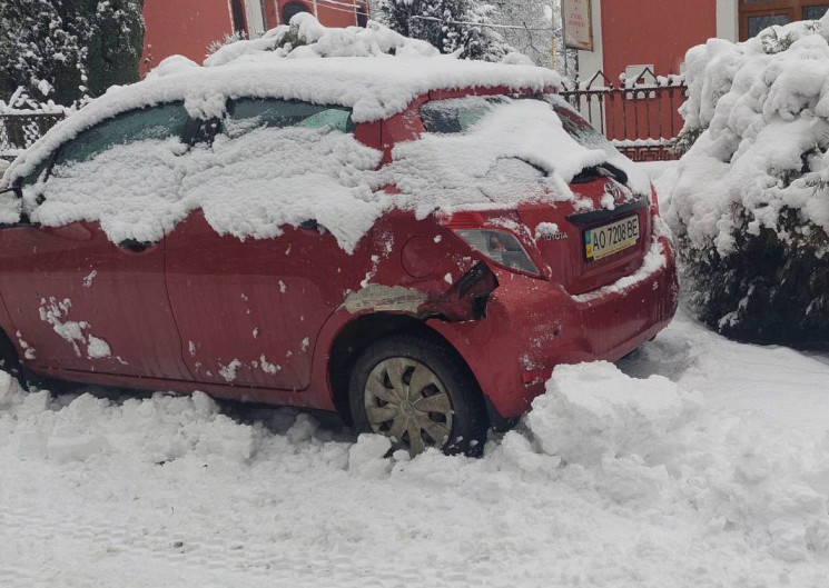 "Зачепила авто": в Ужгороді снігоприбиральна  техніка ледь "не прибрала" і припаркований автомобіль (ФОТО) 