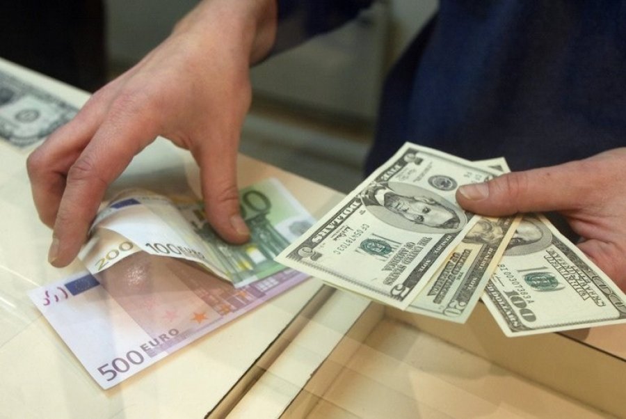 Національний банк зміцнив офіційний курс гривні до долара на 8 копійок. У той же час курс національної валюти до євро зріс на 4 копійки.
