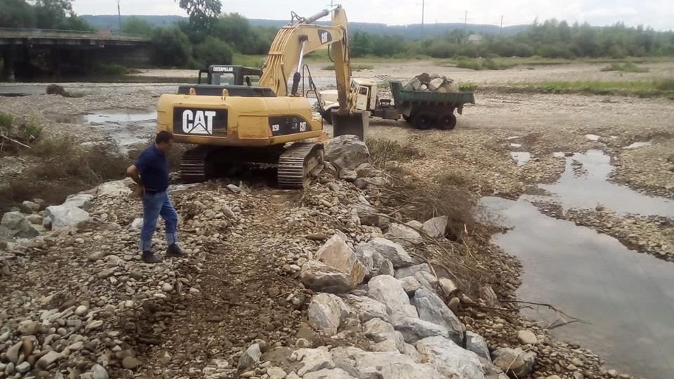 Виноградівське МУВГ продовжує першочергові аварійні роботи на річці Ріка в селі Липча.