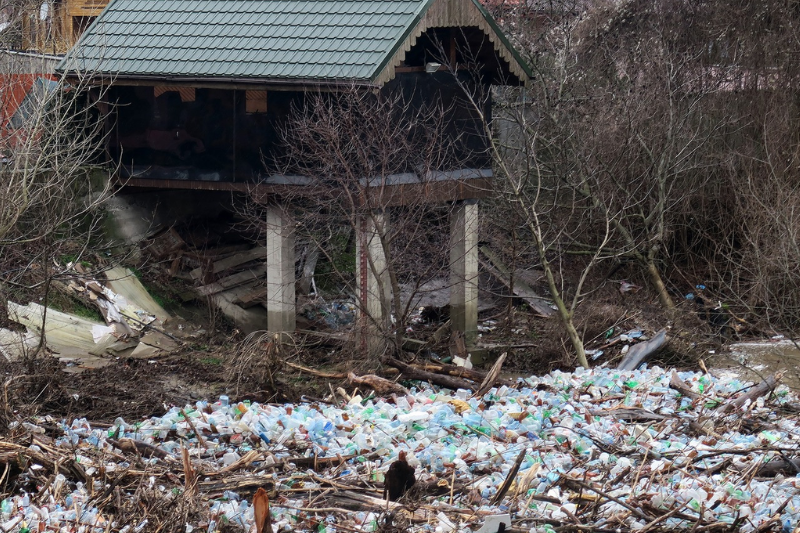 На жаль на Закарпатті такі сміттєві острови на річках не рідкість.