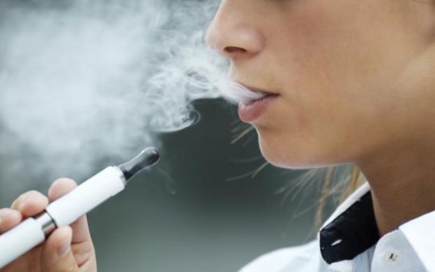 Спеціалістам вдалося з'ясувати, що в електронних сигаретах містяться отруйні хімічні добавки, які виконують функції ароматизаторів, все той же нікотин і навіть формальдегід.