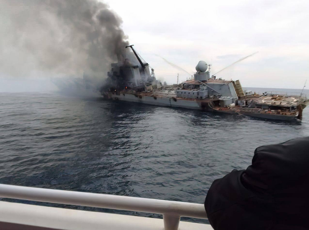 Журналист-расследователь OSINTtechnical, вероятно, опубликовал первые фотографии российского крейсера «Москва» после того, как украинские ракеты «Нептун» попали в него в Черном море.