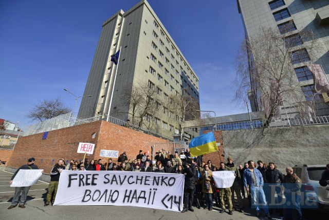 Понад 500 киян пройшли в Києві ходою на підтримку Надії Савченко до посольства Росії.