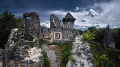 Одна из изюминок Закарпатья – Невицкий замок, об истории которого ходят легенды и предания – взывает о помощи. Сейчас самый романтический замок края находится в состоянии разрушения. 