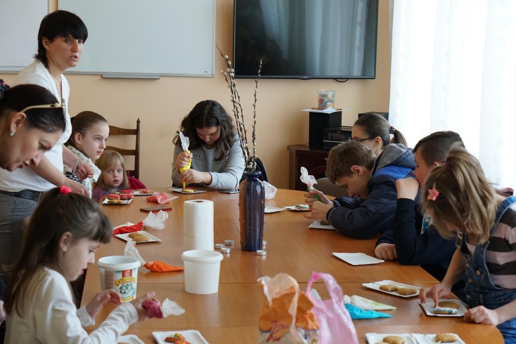 Майстер-клас із випікання пряників для дітей з багатодітних родин та сімей учасників АТО напередодні провели в приміщенні благодійного фонду «Карітас-Caritas».


