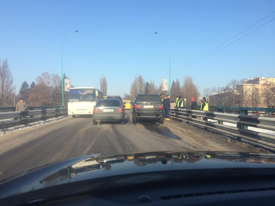 В Ужгороді на транспортному мості сталася дорожньо-транспортна пригода.