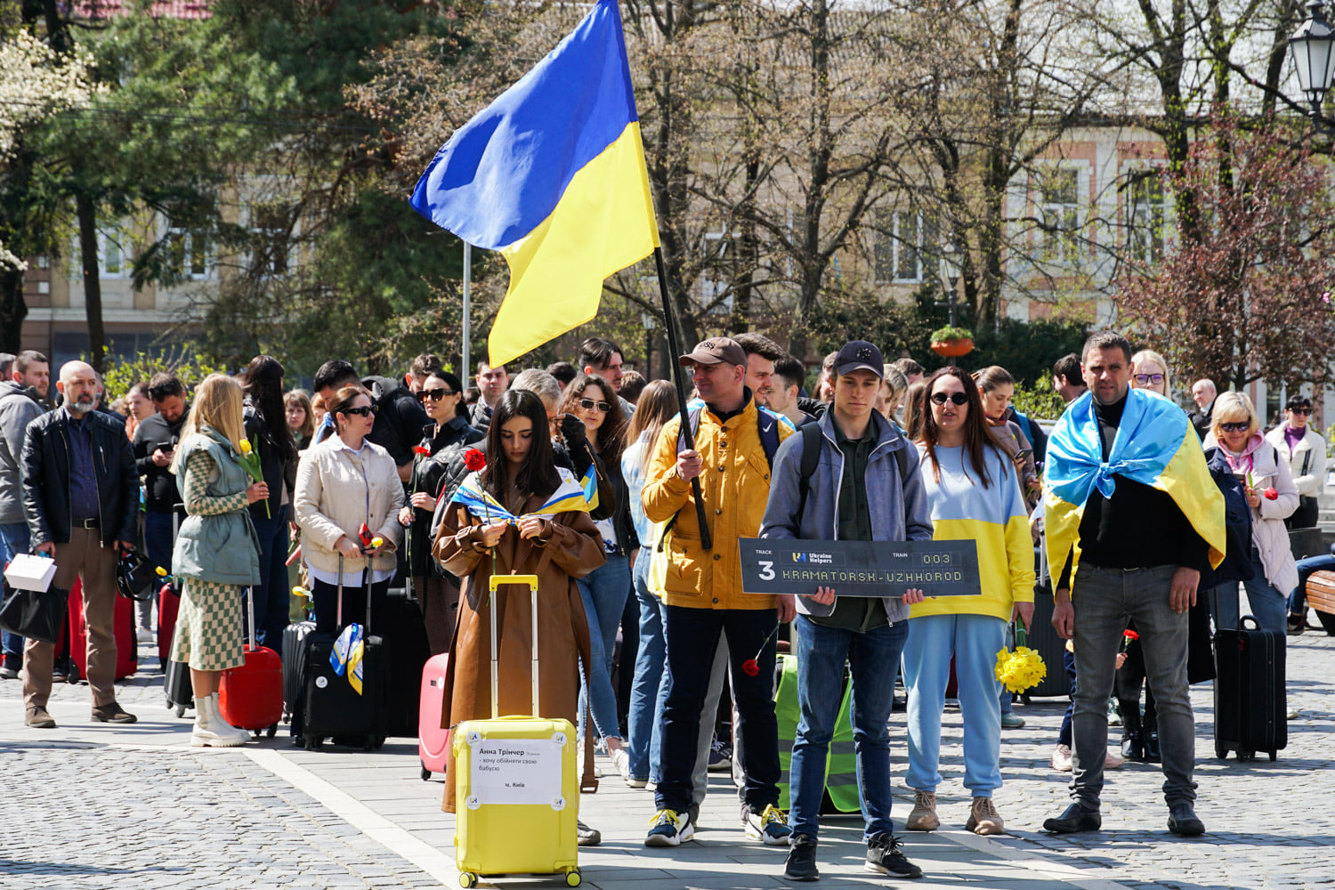 Чемоданы, как образ того, что вписалось в жизнь миллионов украинцев, грохот их колес, как символ вынужденного перемещения из-за войны, использовались сегодня на митинге в Ужгороде.