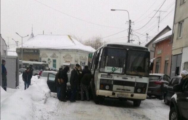 У Мукачеві сьогодні, 26-го січня, сталася дорожньо-транспортна пригода за участі рейсового автобусу та легкового транспортного засобу. 