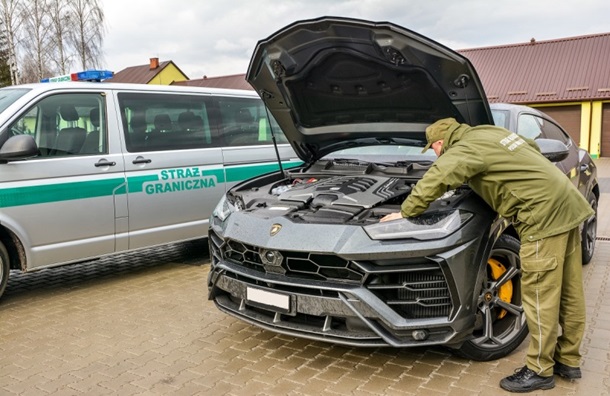 Прикордонники Польщі не дозволили ввезти в Україну автомобіль Lamborghini Urus 2019 року випуску вартістю 1,4 млн злотих (9,6 млн грн).

