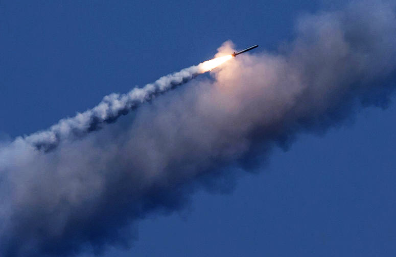 Українська протиповітряна оборона збила російську ракету у Львівській області.