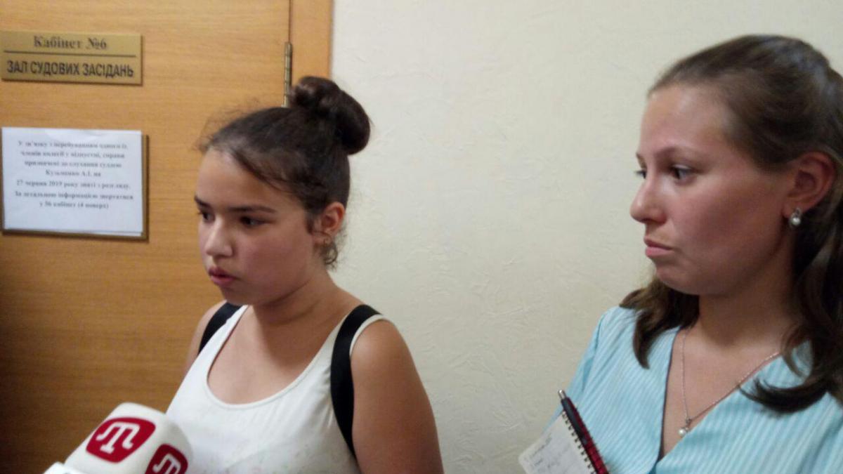 На новий український правопис подали до суду. Сьогодні відбулося перше слухання. Позивачка – 12-річна мешканка Херсона. Відповідач – Кабмін.