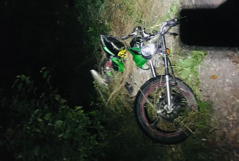 26-річний п'яний мотоцикліст врізався в дерево на Прикарпатті в Косівському районі. Загинула 16-річна дівчина, яка була пасажиром мотоцикла.