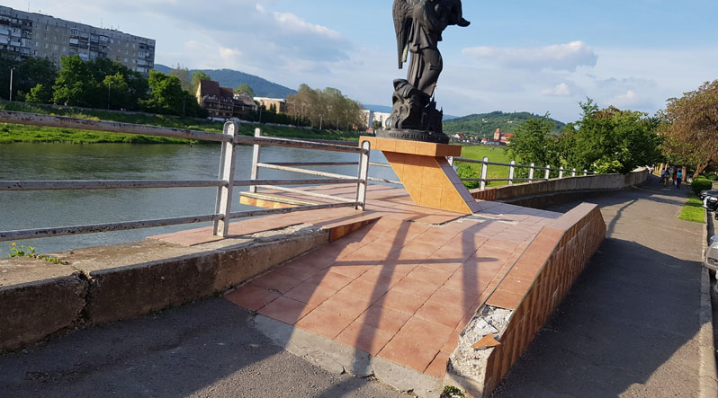 Після трагічного паводку 1998 року в Мукачеві встановили пам’ятник, який став нагадуванням закарпатцям про страшні події.

