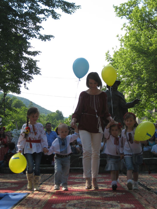 31 мая в центральном парке Перечина, возле памятника легендарному почтальону Федору Фекеті, состоялся парад близнецов и двойняшек. 