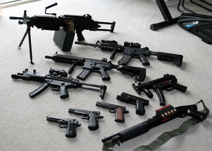 Глава Украинской ассоциации владельцев оружия Георгий Учайкин считает, что всего на Украине в обращении находится до пяти миллионов единиц такого оружия. 