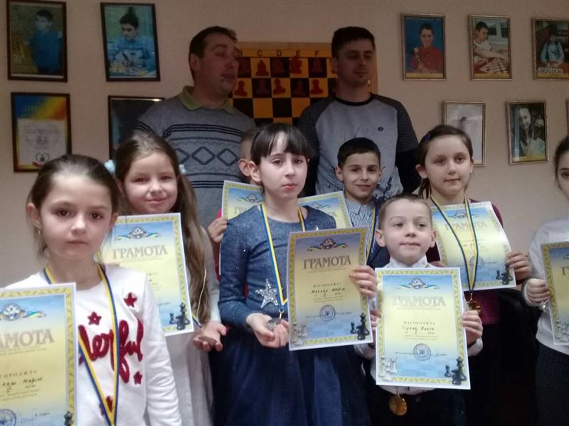На базі Мукачівського ДЮШаК 32х64 пройшов Чемпіонат Закарпатської області з шахів серед дітей до 8 та до 10 років.
