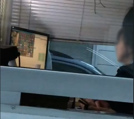 Ужгородець оприлюднив у соцмережах відео, на якому видно, як працівниця одного з пунктів перетину кордону на Закарпатті під час роботи грає комп’ютерну гру.

