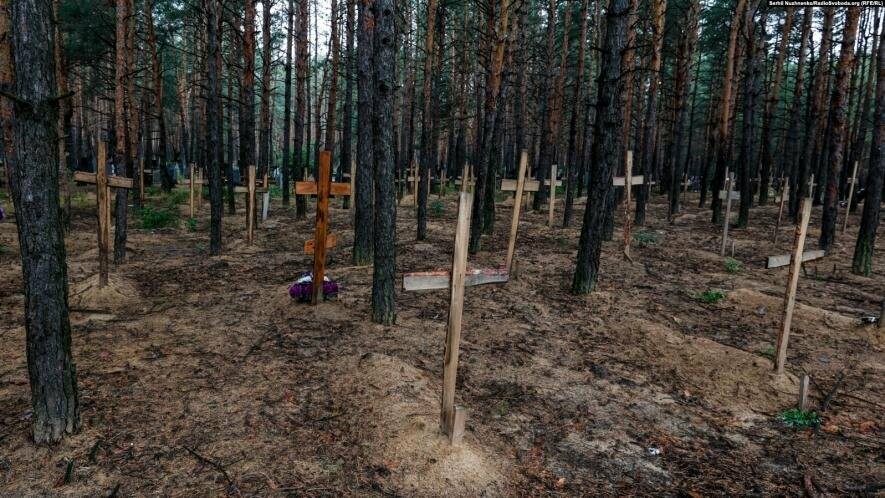 Поблизу звільненого Ізюма на Харківщині виявили масове поховання бійців Збройних сил України.