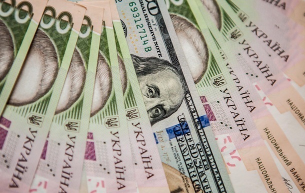 Долар у понеділок подорожчає відразу на 30 копійок, а євро - на 41 копійку. Курс долара на міжбанку зріс на 23 копійки.
