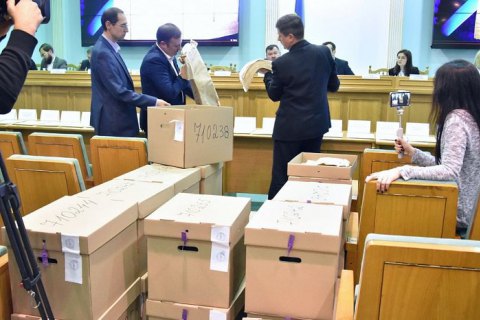 По словам главы Ужгородского БК Руслана Куберко, перерасчет начнется сегодня в 11:00. Официальные результаты выборов в городе будут объявлены в пятницу.
