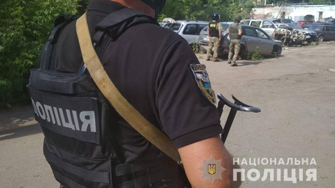 По состоянию на 16:00 полтавчанин Роман Скрипник отпустил заложника и скрылся в лесопосадке в Решетиловском районе Полтавской области, его разыскивает полиция.