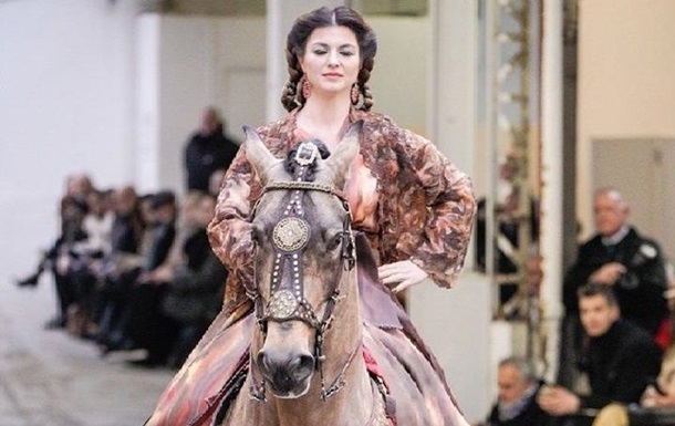 Під час показу модного дому Franck Sorbier у Парижі на подіум вийшов кінь.
