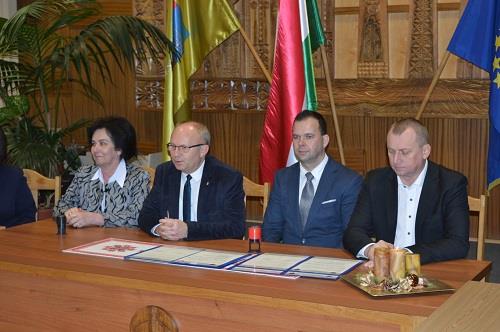 У понеділок 30 листопада міський голова Золтан Бабяк підписав угоду про співробітництво з містом Вашарошнамень (Угорщина) та словацьким Великі Капушани (Словаччина).

