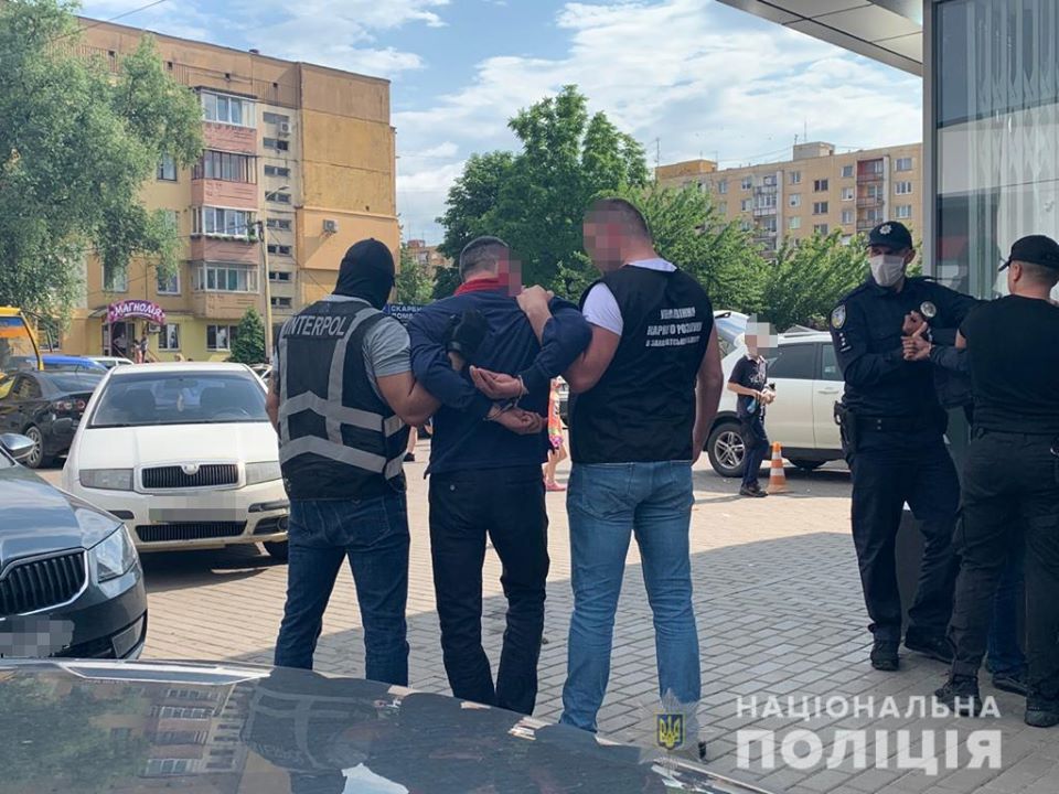 Іноземець фігурує у злочинах, пов’язаних з шахрайськими діями, вчиненими групою осіб на території Азербайджану.