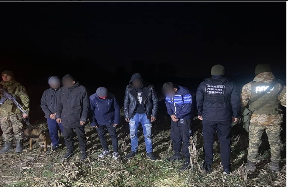 На кордоні зі Словаччиною затримали 9 українців та одного росіянина.