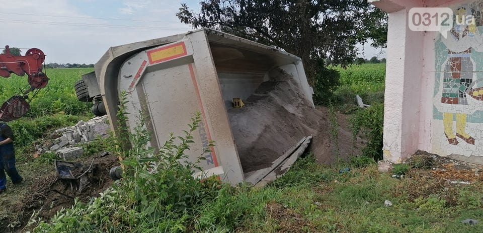 На місці жахливої автотрощі, яка сталася учора на Мукачівщині, працює поліція.