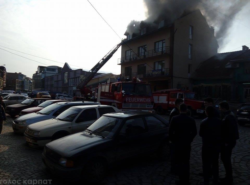 Пожежа охопила триповерховий будинок на вулиці Фединця, біля провулку 