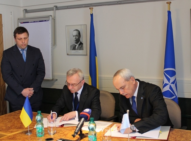 В штаб-кватирі НАТО в Брюсселе подписано Соглашение о сотрудничестве в сфере поддержки между Кабинетом министров Украины и Организацией НАТО по поддержке и снабжению.
