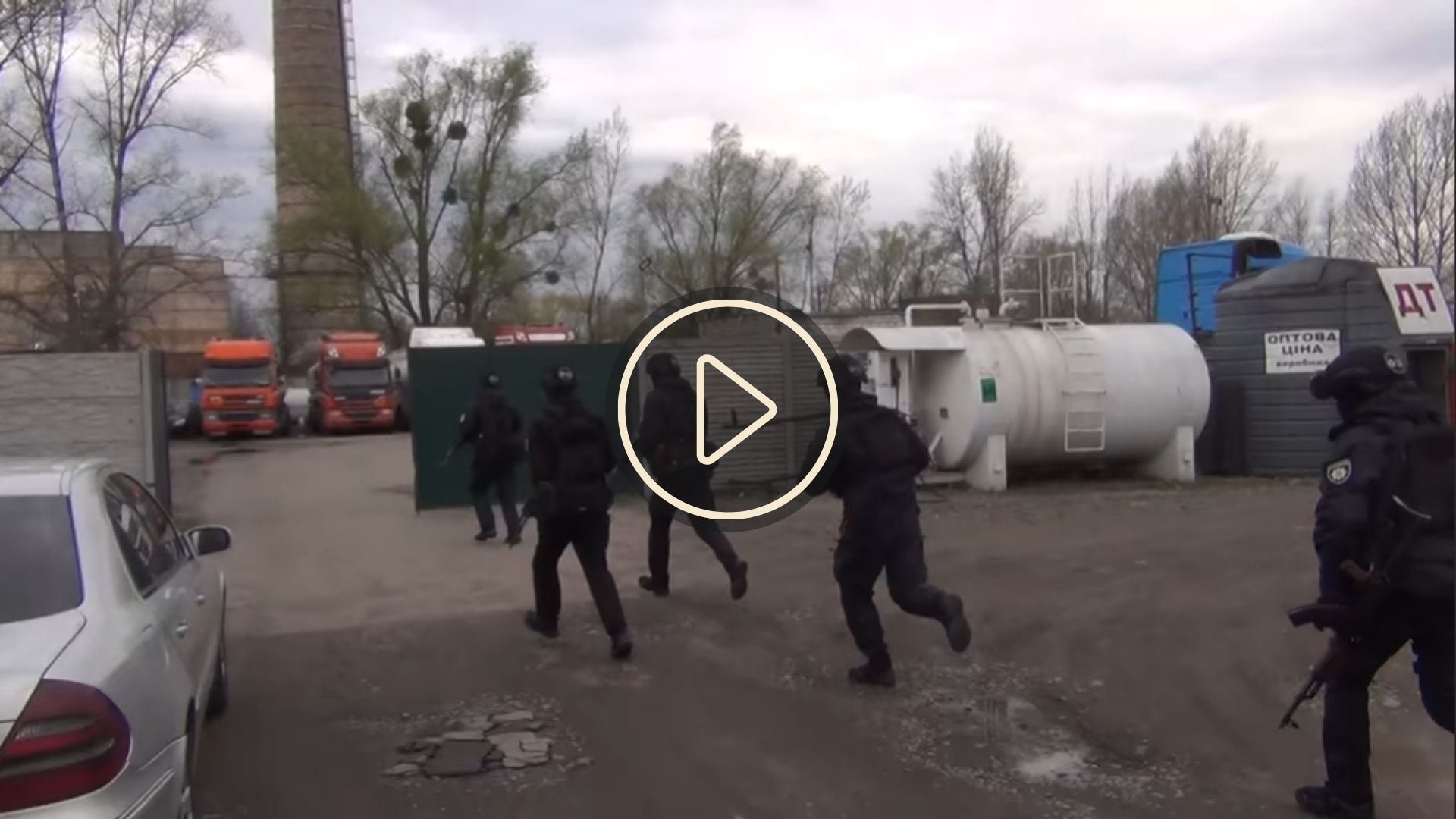 На Київщині викрили масштабну мережу збуту контрафактного пального. Поліцейські вилучили понад 130 тонн 