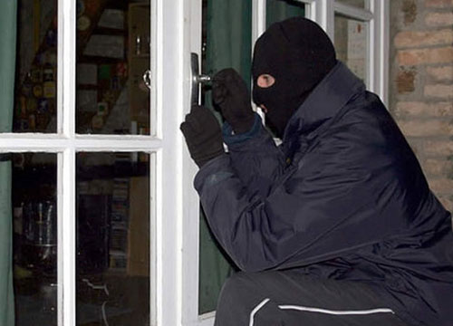 Сотрудники Береговского отдела полиции раскрыли две кражи из дома жителя райцентра, которые случились в один день.