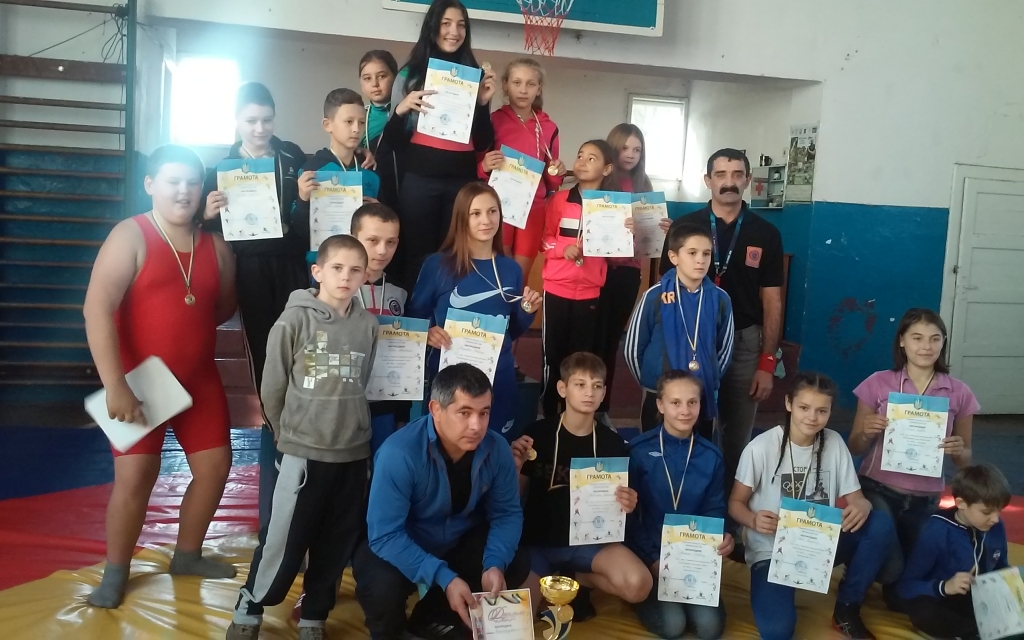 15-16 октября 2016 года в г. Виноградов в зале борьбы ДЮСШ проводился чемпионат Закарпатской области по вольной борьбе среди юношей и девушек 2001 г.н. и младших.