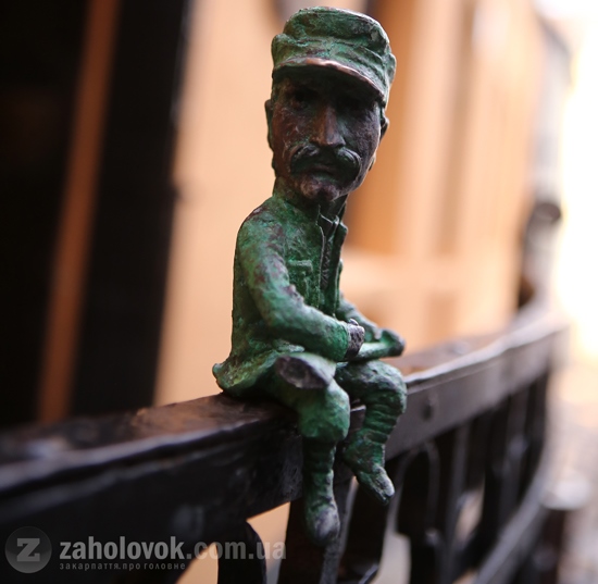 В Ужгороді, на вулиці Івана Ольбрахта відкрито скульптуру останнього закарпатського опришка Миколи Шугая.